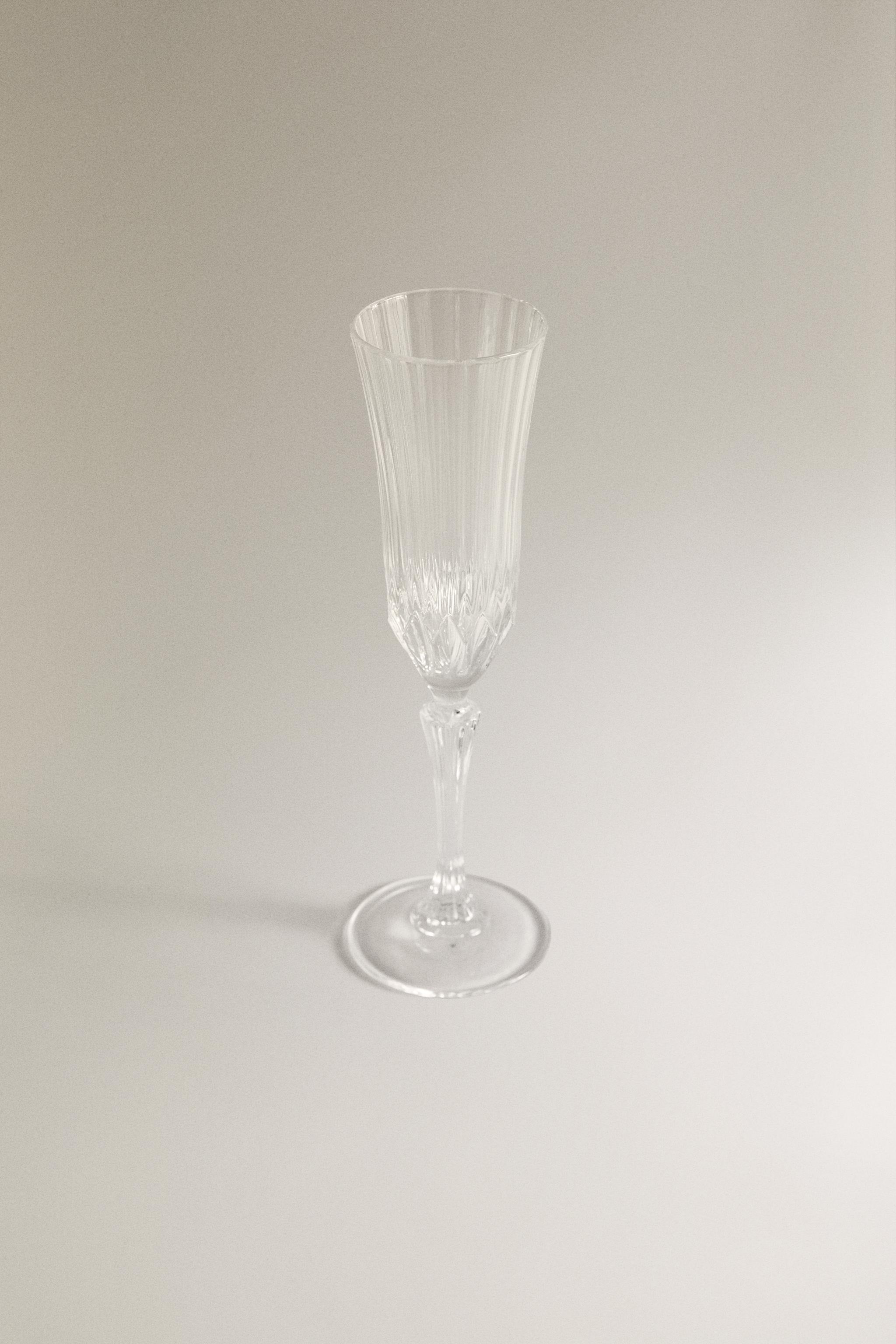 CRYSTALLINE FLUTE GLASS WITH A CARVED EFFECT